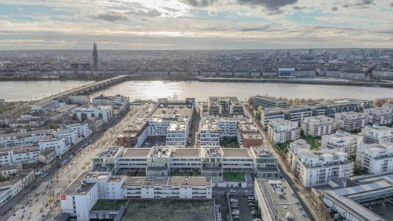 Ein Drohnenbild von Bordeaux mit der Seine im Hintergrund.