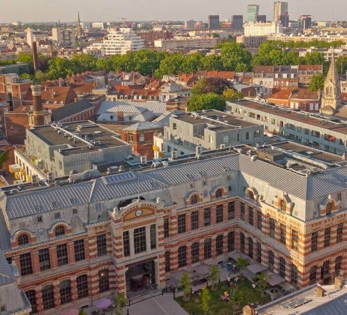 Eine Luftaufnahme des Hotelgebäudes moxy in Lille.