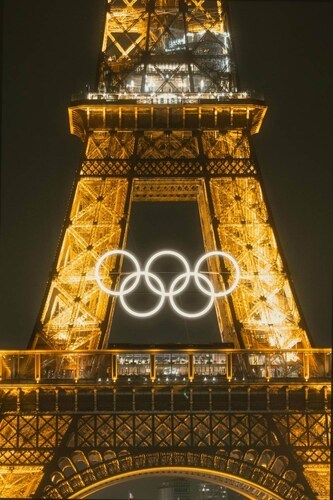 Ein Bild vom Eifelturm und den olympischen Ringen.