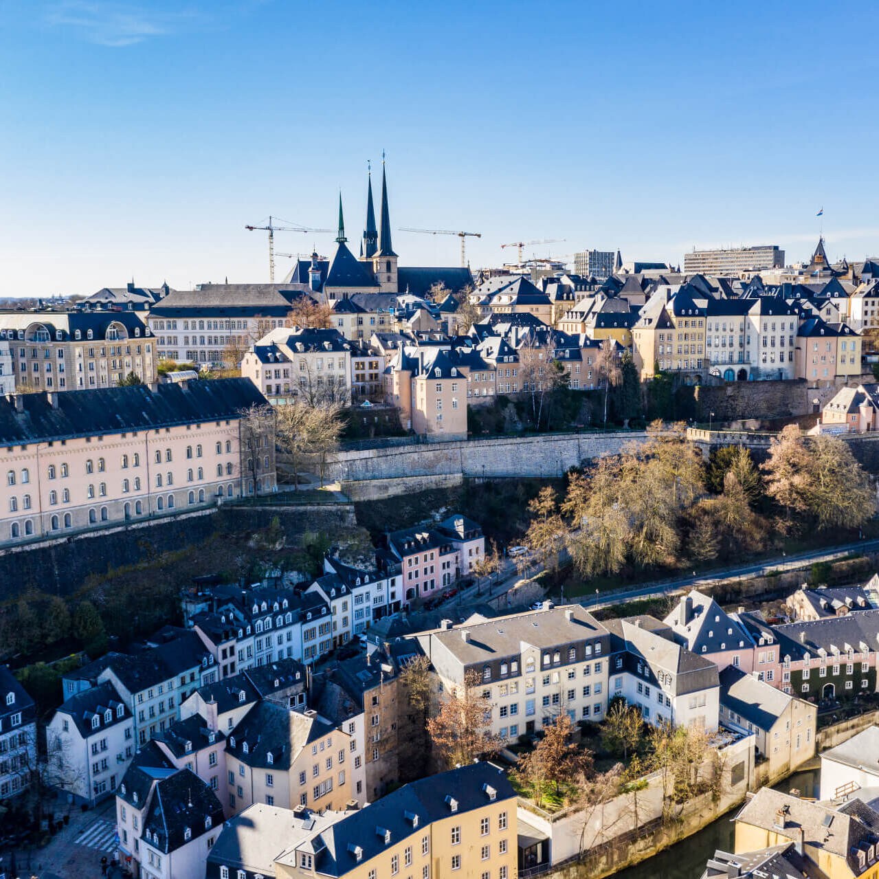 Die Immobilie Rue Plaetis in Luxemburg von außen aus der Luftperspektive.